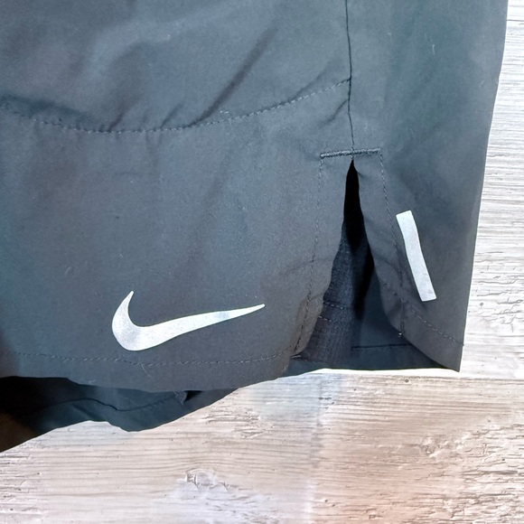 Nike Running Dri-FIT 2-in-1 Challenger Shorts Black Medium - Picture 4 of 8